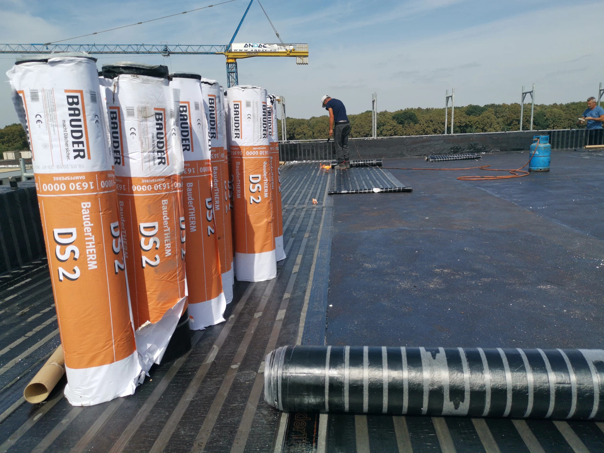 +6 Hidroizolația este un proces de impermeabilizare a structurilor de construcție pentru a le proteja de infiltrarea apei și a umidității, prevenind astfel deteriorarea și asigurând durabilitatea